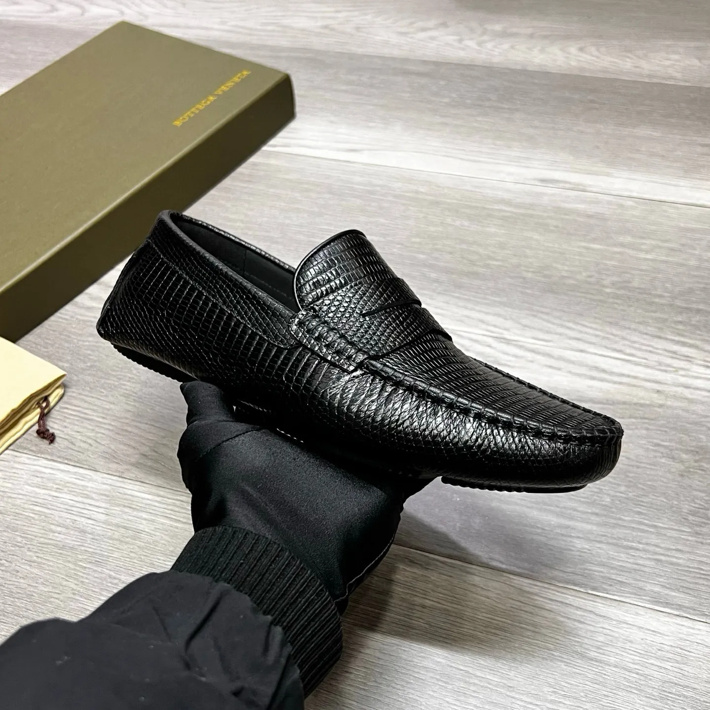 Factory price 480 BV 〰️Purely handmade classic men's beanie shoes👉👉driving shoes, slip-on shoes, made of imported cowhide from Italy, 💕water-dyed cowhide lining, 🔊original outsole, waterproof platform design, comfortable on the feet. A good choice for traveling and driving, three colors available, code number: 38-44, (45 can be customized)